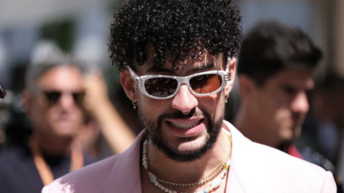 Bad Bunny sonriendo incómodo