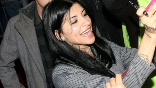 Cazzu llega a México y la prensa la bombardea con preguntas sobre Nodal: su reacción causa revuelo