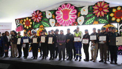 Clara Brugada entregó reconocimientos a mujeres policías de la Ciudad de México