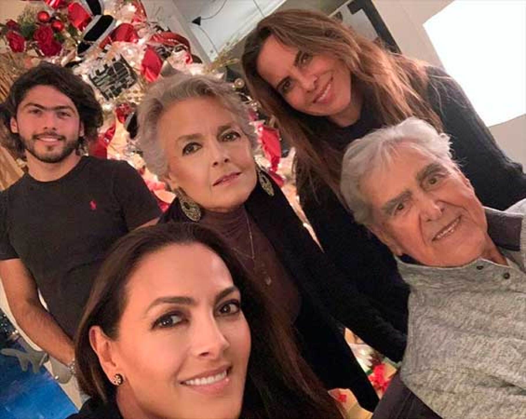 Verónica del Castillo fue quien grabó la sorpresa para sus papás