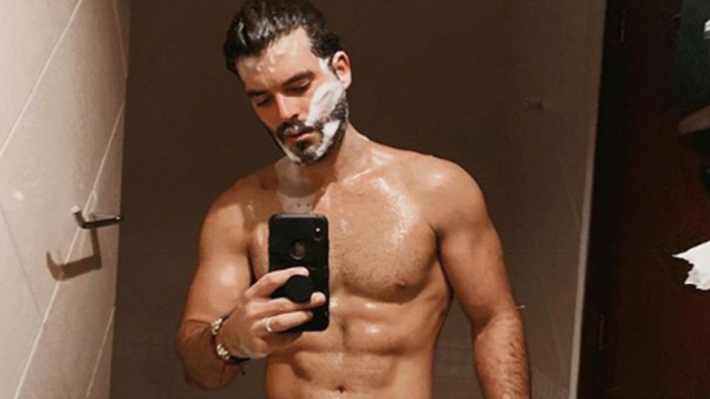 Adrián Di Monte tiene potente erección mientras hace ejercicio