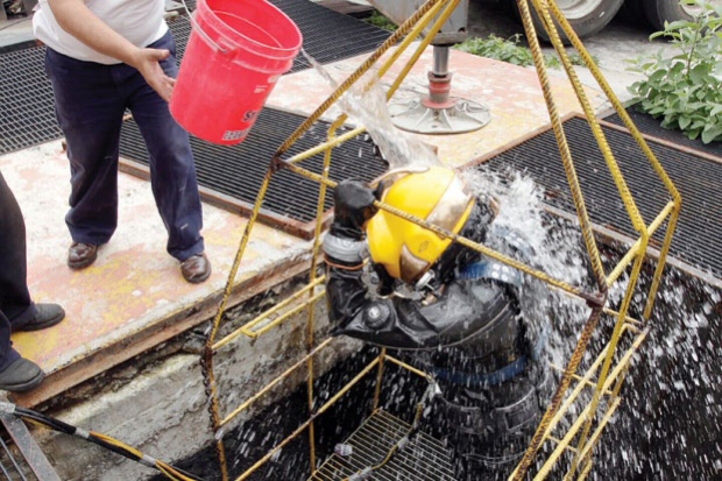 La inmersiones duran desde 30 minutos hasta 4 horas, depediendo del trabajo que tenga que realizar o si debe reparar algún desperfecto a tientas.