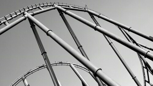 Joven cae de un juego mecánico y ni así lo detienen.