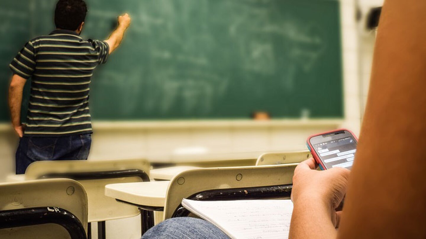 Un alumno de preparatoria golpea a su maestra por no querer dejar el celular