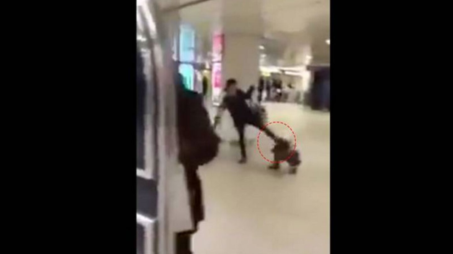 Difunden video de madre que noqueó a su hija de una patada en la cara