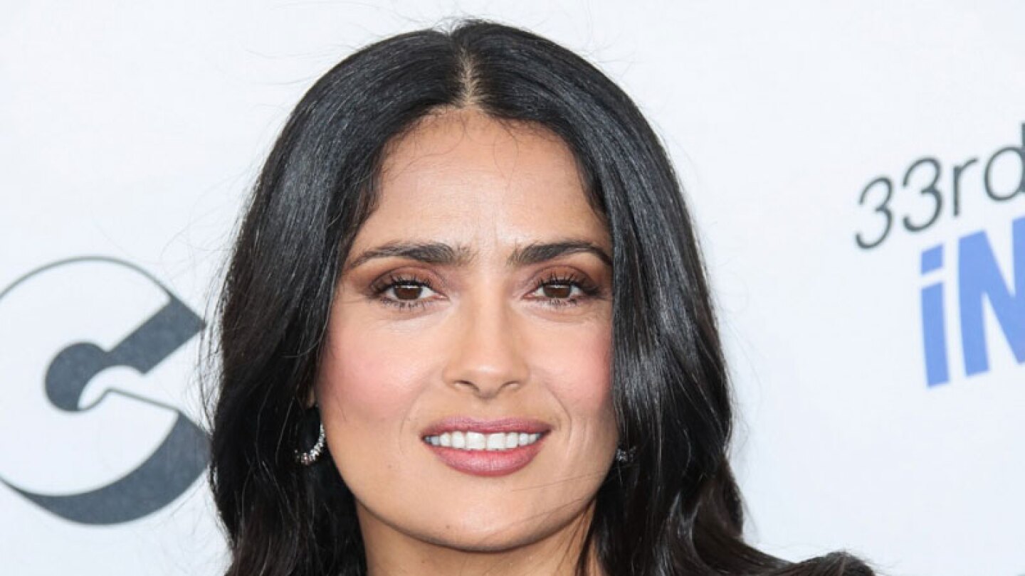 Salma Hayek apoya actividades escolares de su hija