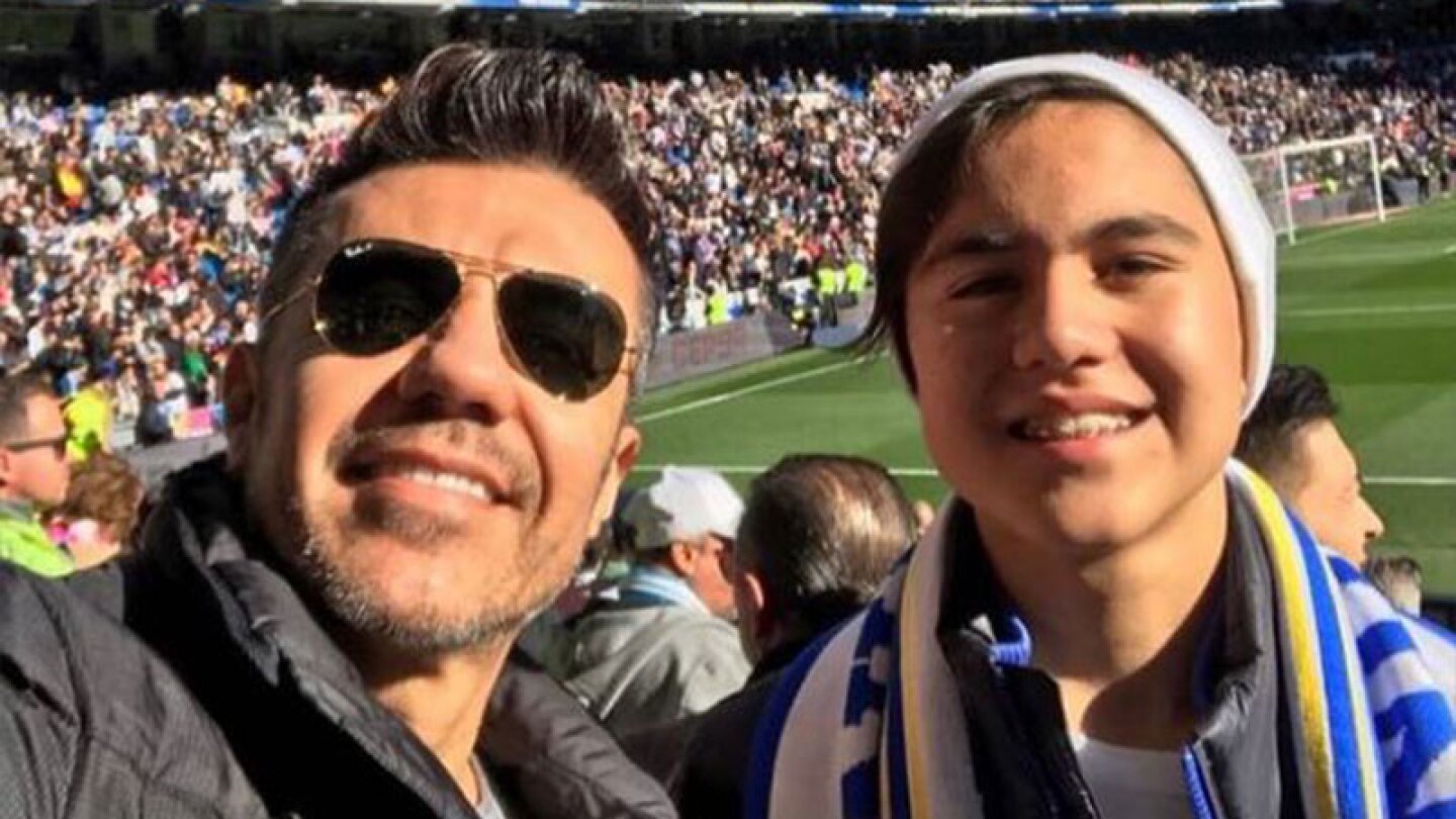 Adrián Uribe y su hijo.