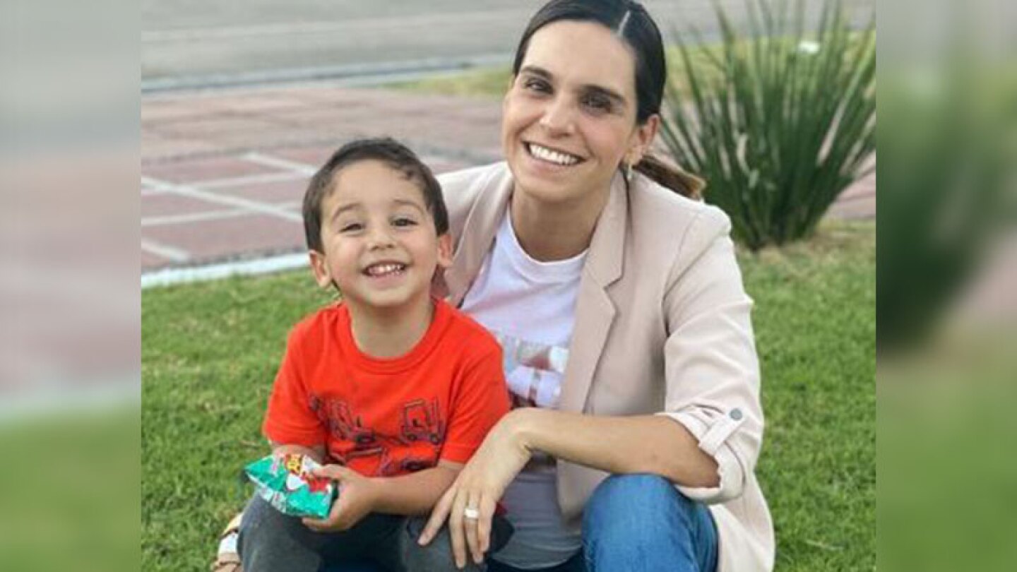 Tania Rincón y su hijo.