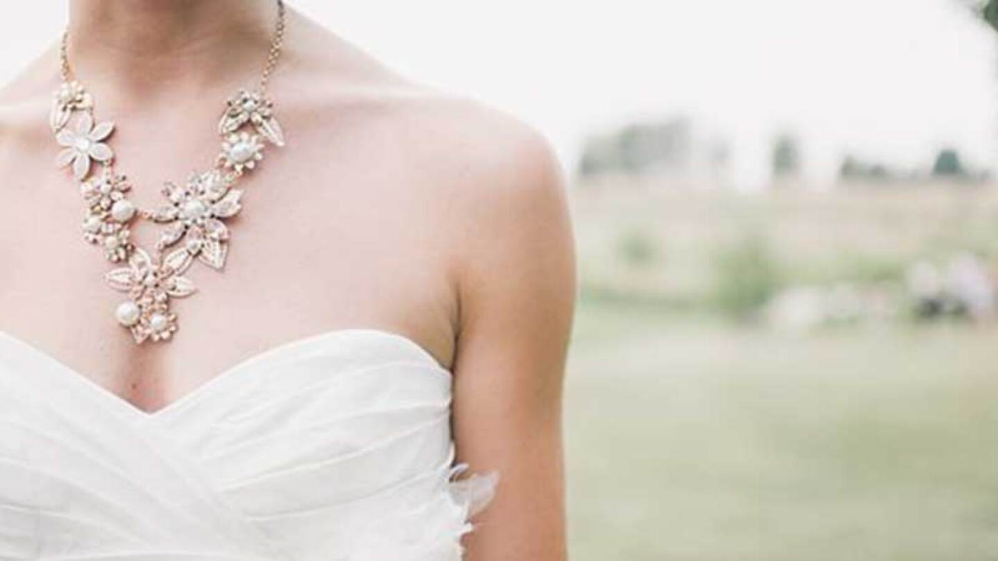 Cura dice que se debería cobrar por centímetro de escote abajo de la clavícula.