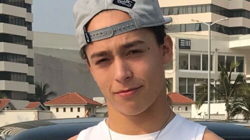 Ernesto Cázares presume sus músculos en Venga la Alegría