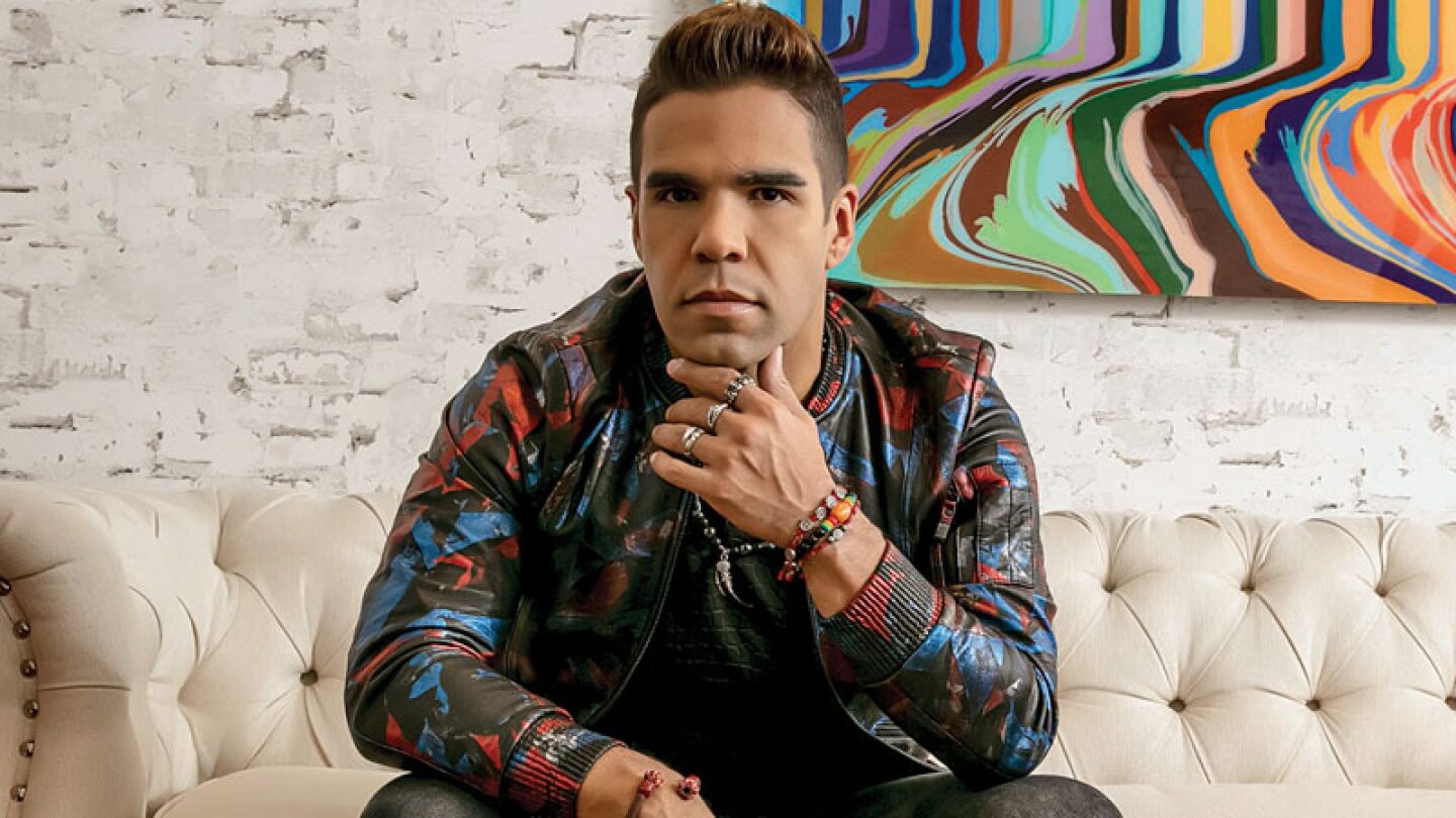 “Es un tema que me duele pero ahora ellos son mis ángeles”, confesó el cantante, además de hablar sobre su infancia y su reciente compromiso.