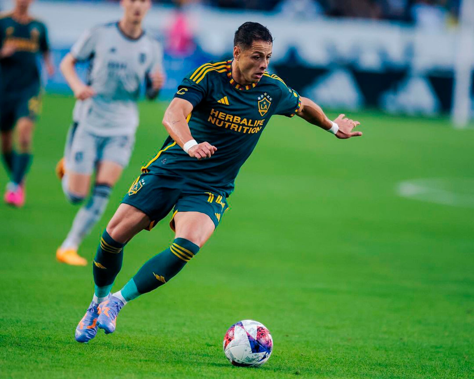 Javier Hernández sufre aparatosa lesión