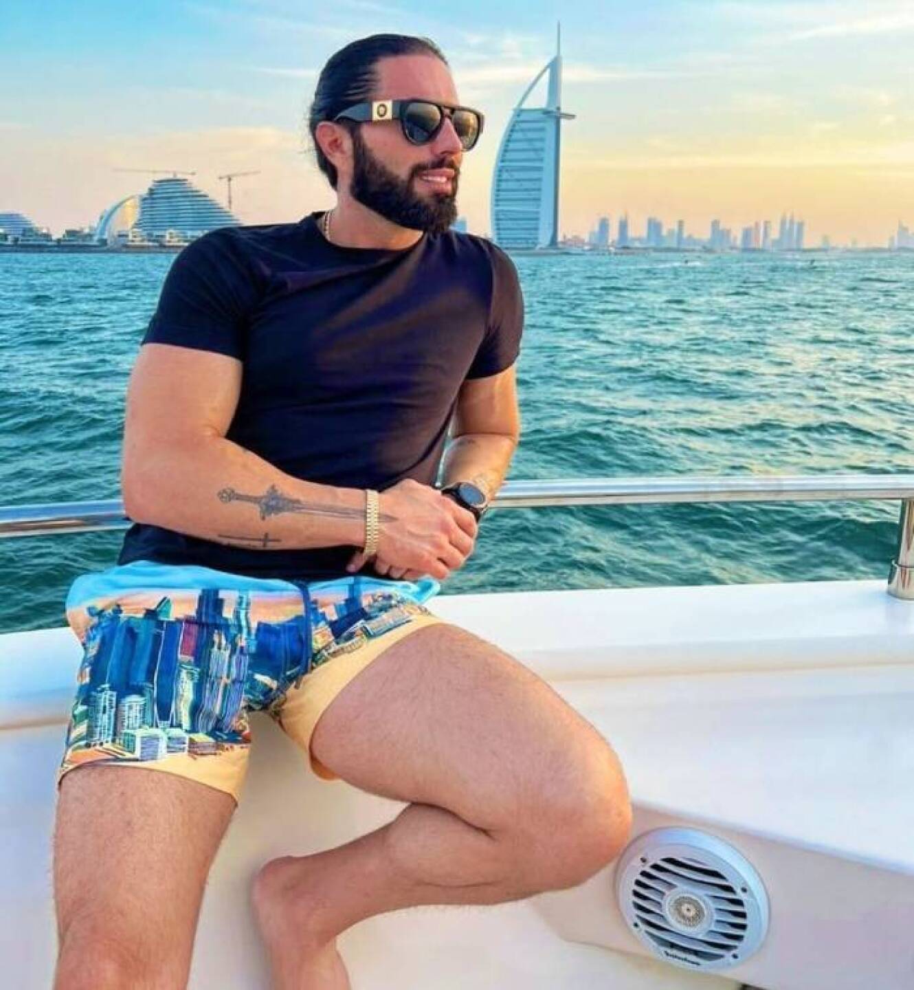 Poncho de Nigris, es un presentador, actor, bailarín e influencer mexicano.