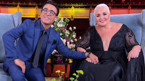 Lupita D'Alessio y Adal Ramones se dan emotivo beso durante entrevista