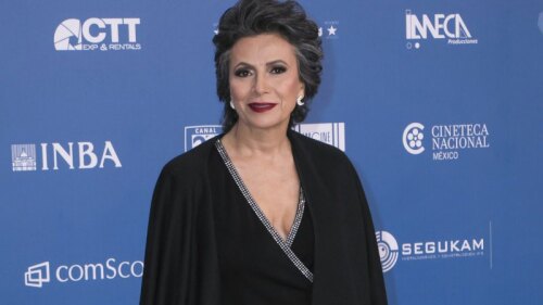 La señora Martha Reyes Spíndola posó junto a sus hermanos, sobrina y mascota en una foto del recuerdo.