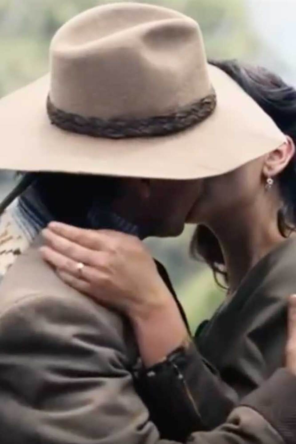 malverde serie telemundo beso pedro fernández carolina miranda