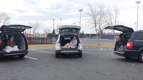 Amigas se reúnen en cajuelas