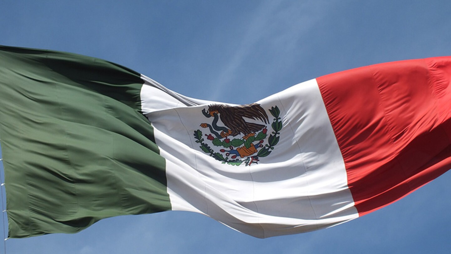Comentarista de Televisa tacha Himno Nacional de machista