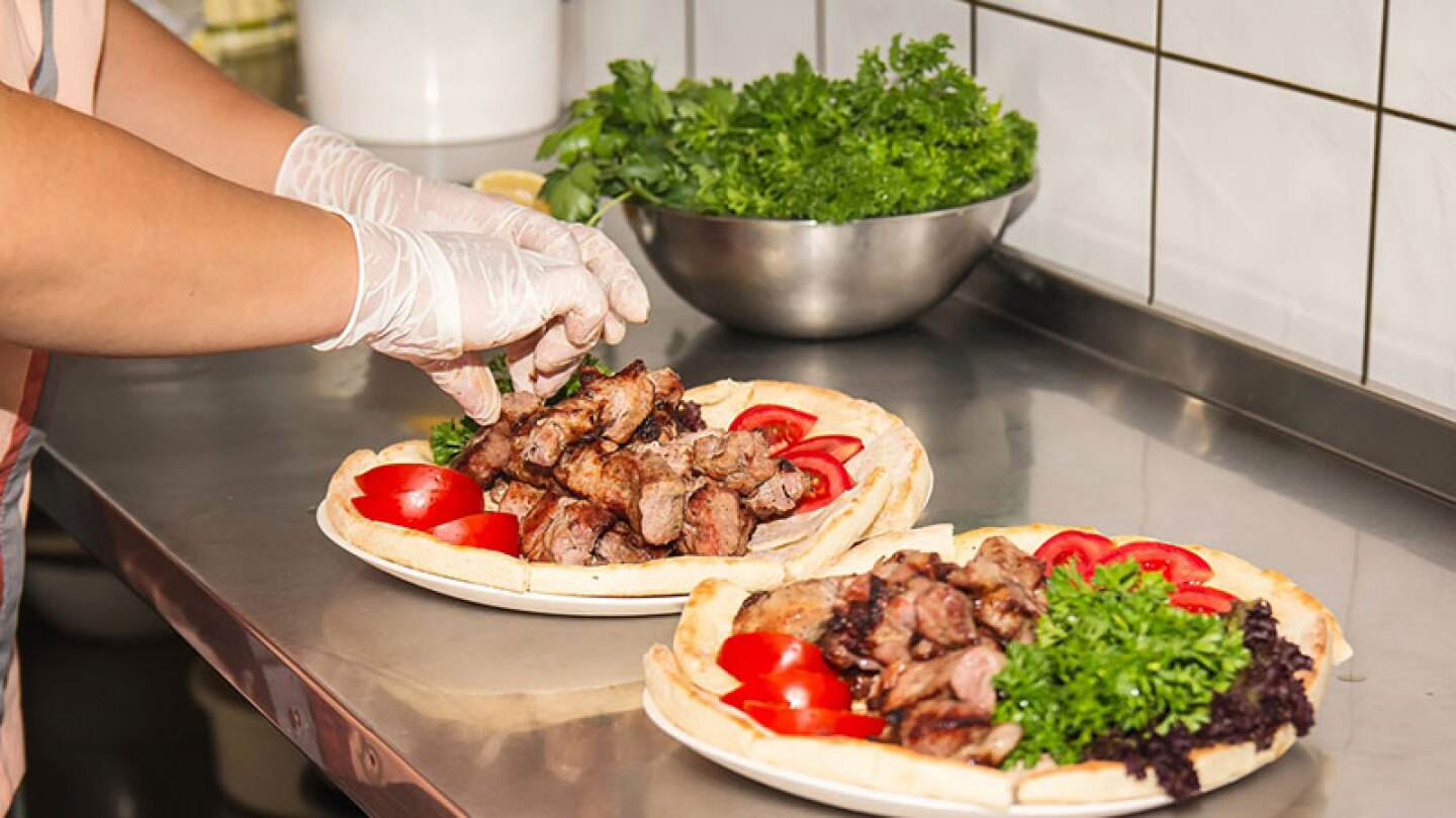 Cocinera escupió la comida
