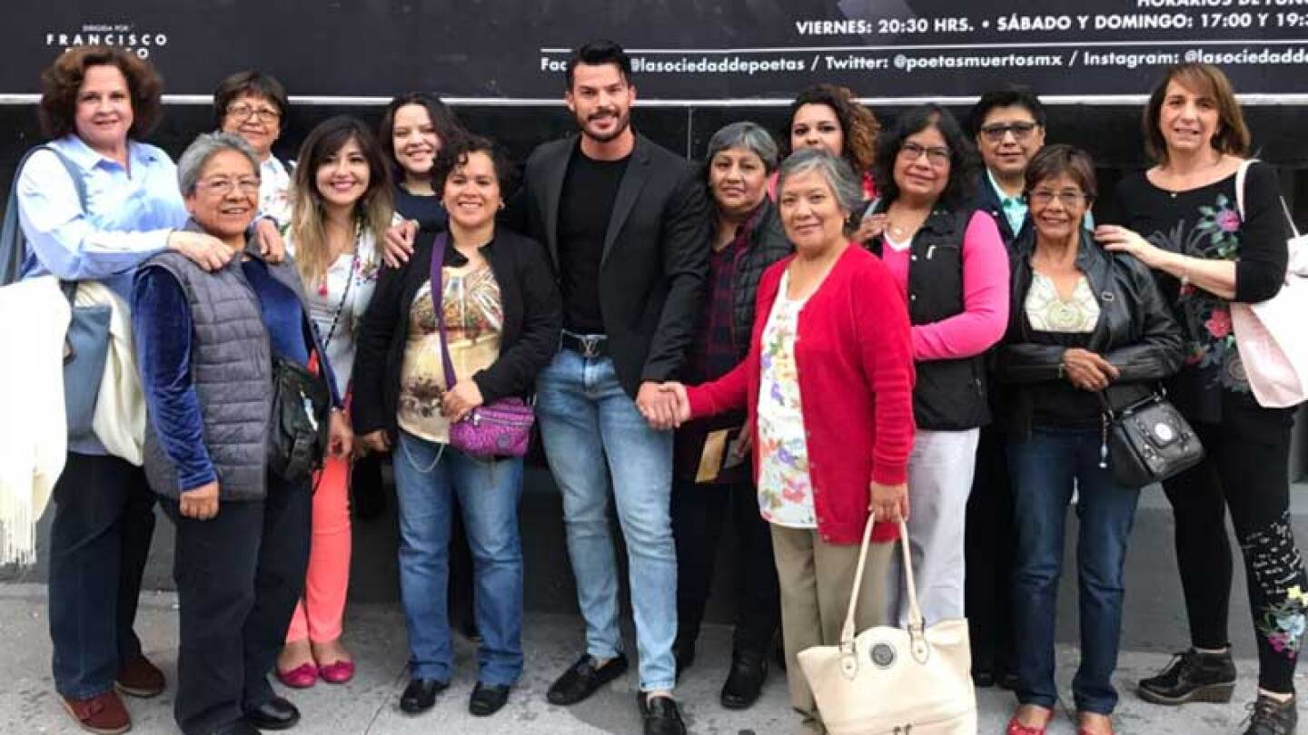 El actor estuvo muy consentido por las bellas damas.