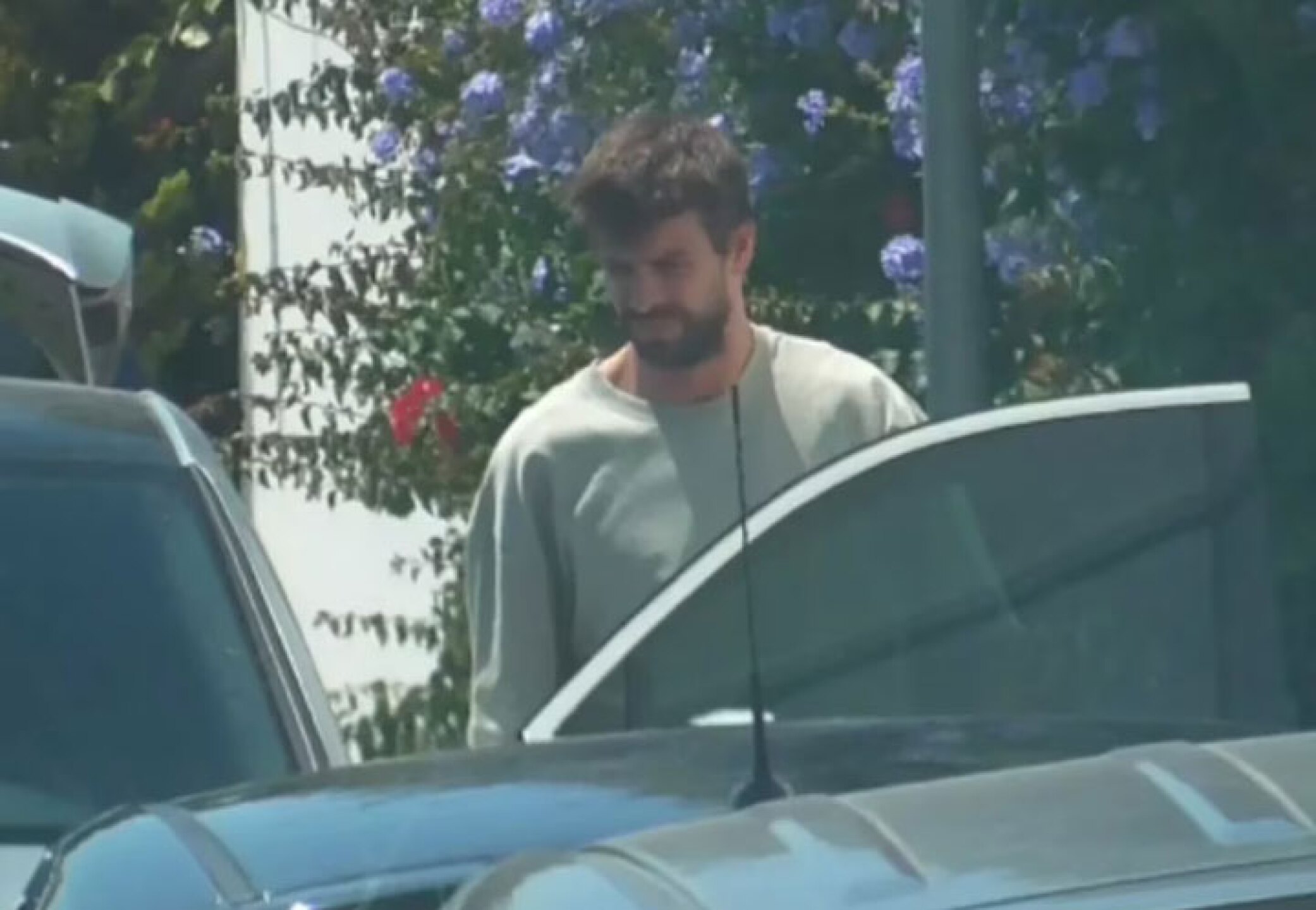 Piqué y Shakira vuelven a tener contacto por sus hijos y se muestra serio