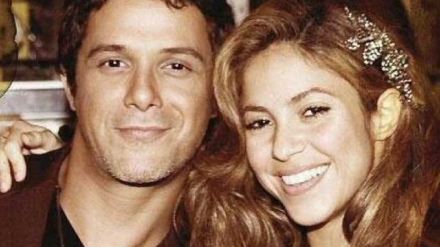 Alejandro Sanz aparece en casa de Shakira por motivo de su cumpleaños