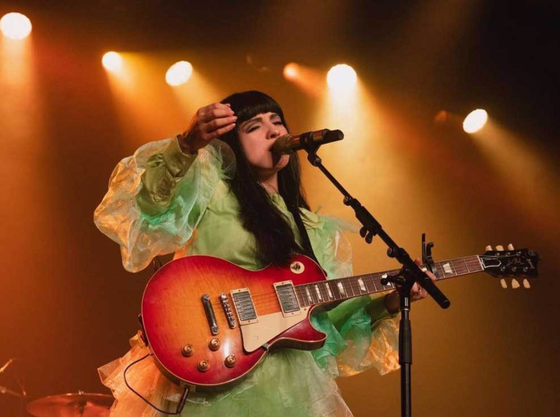 Mon Laferte impresiona con el tamaño de su pancita de embarazo