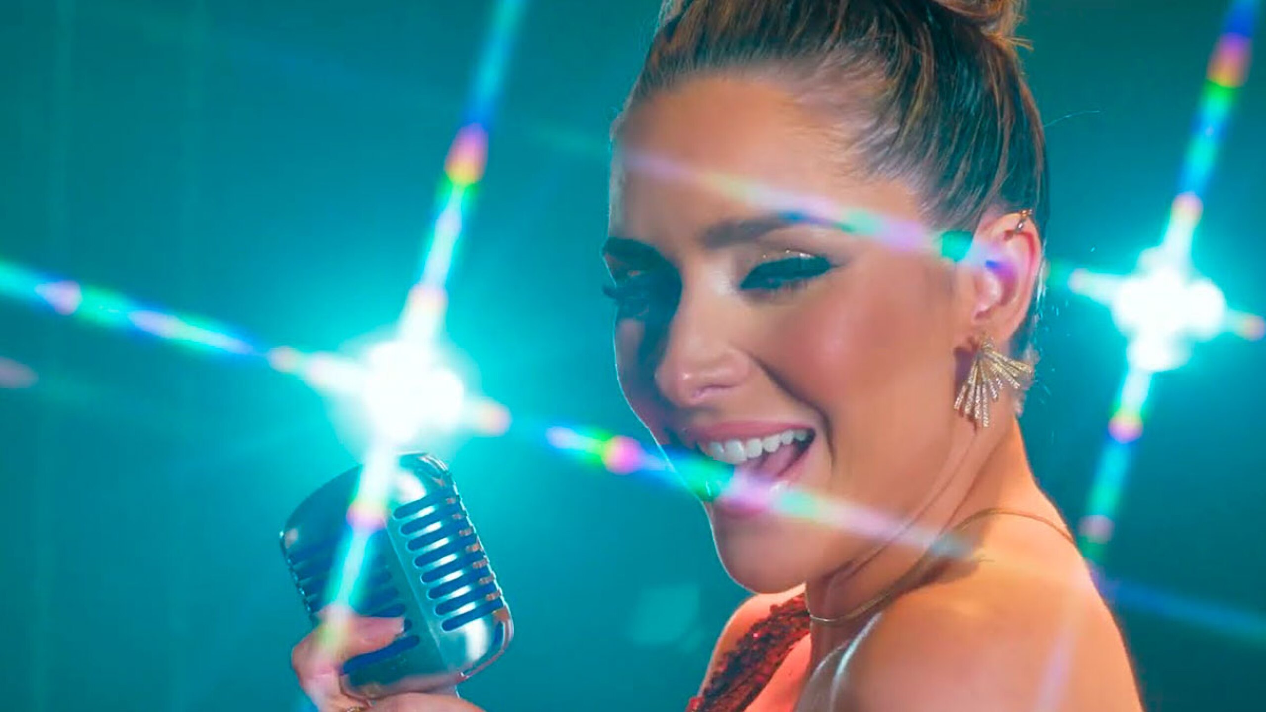 Ariadne Diaz cantando