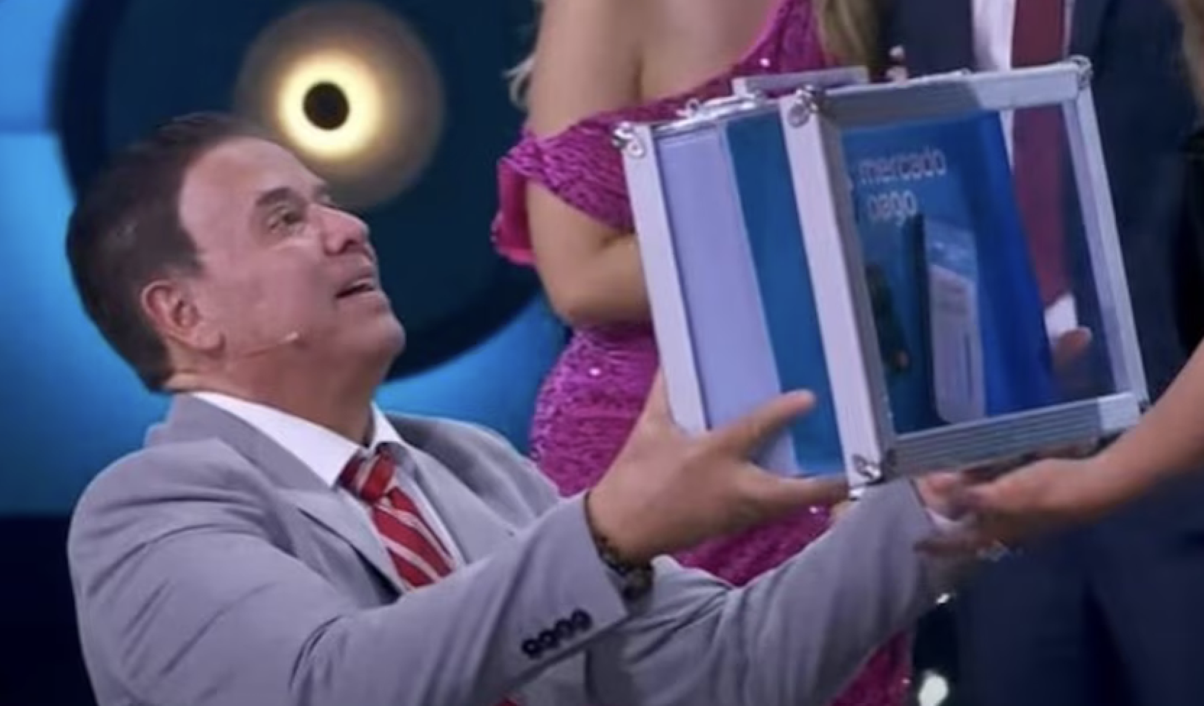 Mario regala su premio a Brenda