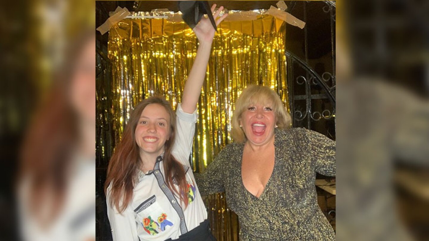 Magda Rodríguez celebra graduación.