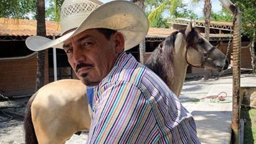 José Manuel Figueroa le apagan el sonido y sigue cantando