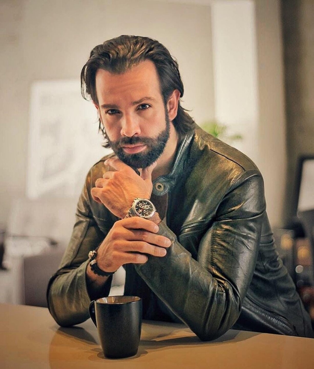 Diego de Erice serio con un café