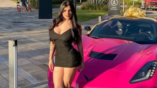 Karely Ruiz presume su flamante Corvette rosa: ¡Carísimo por cierto!