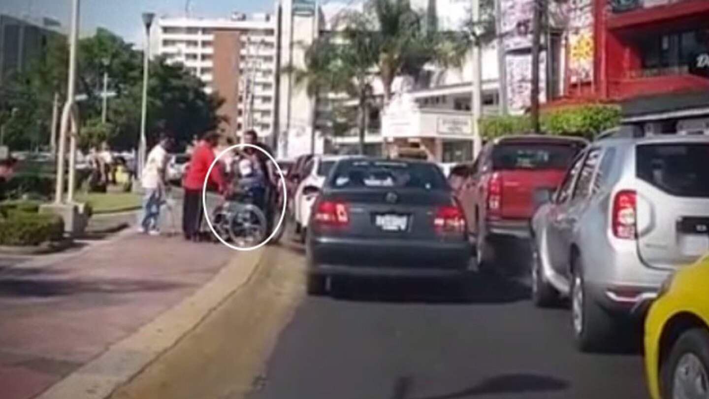 'Discapacitado' cae en su propia mentira en plena calle por culpa de un taxista.