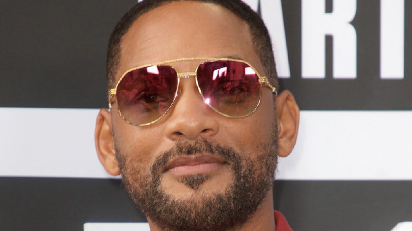 Will Smith se quita la ropa y muestra unos kilitos de más