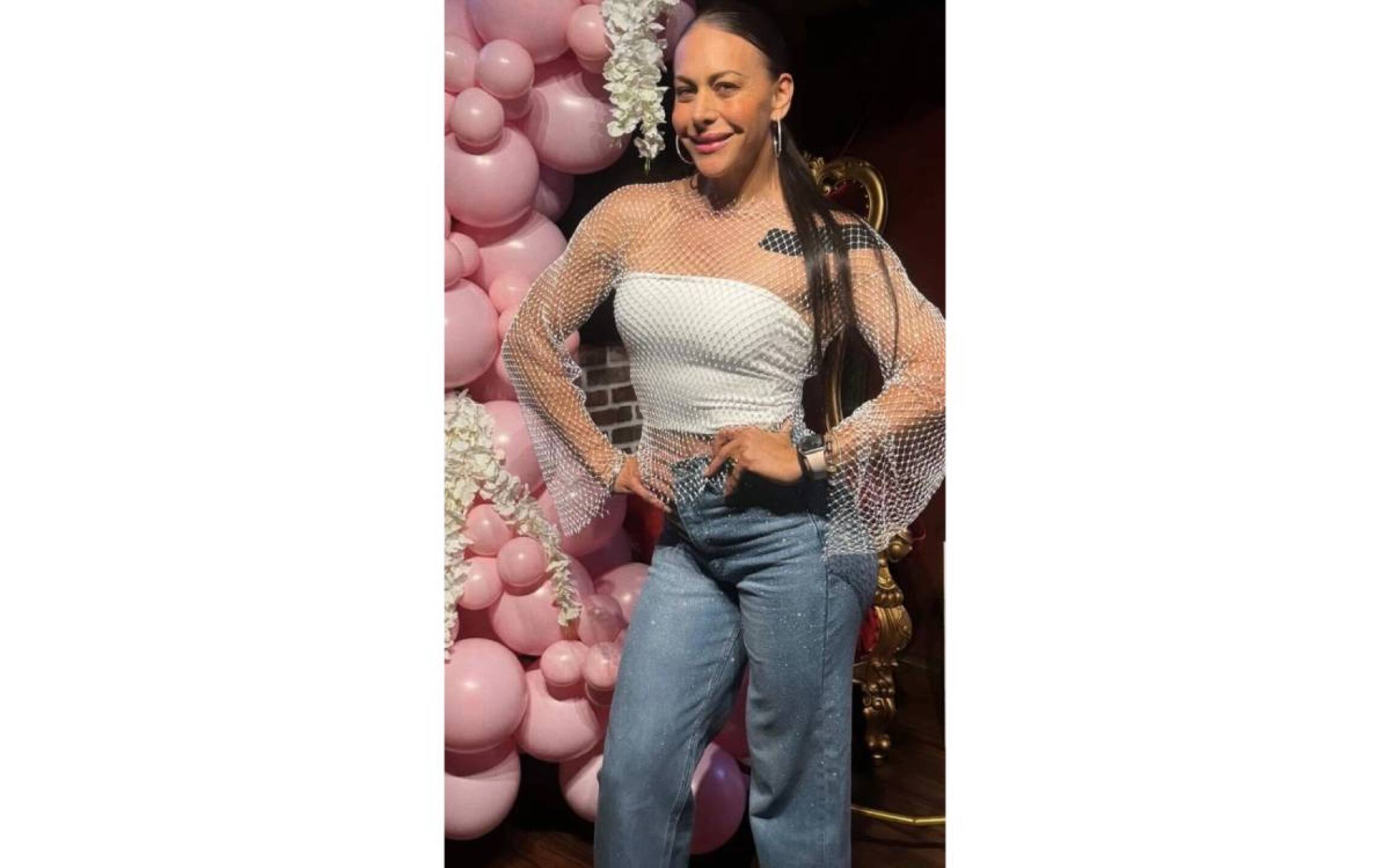 Vanessa Guzmán contenta por llegar a sus 50 años de edad.