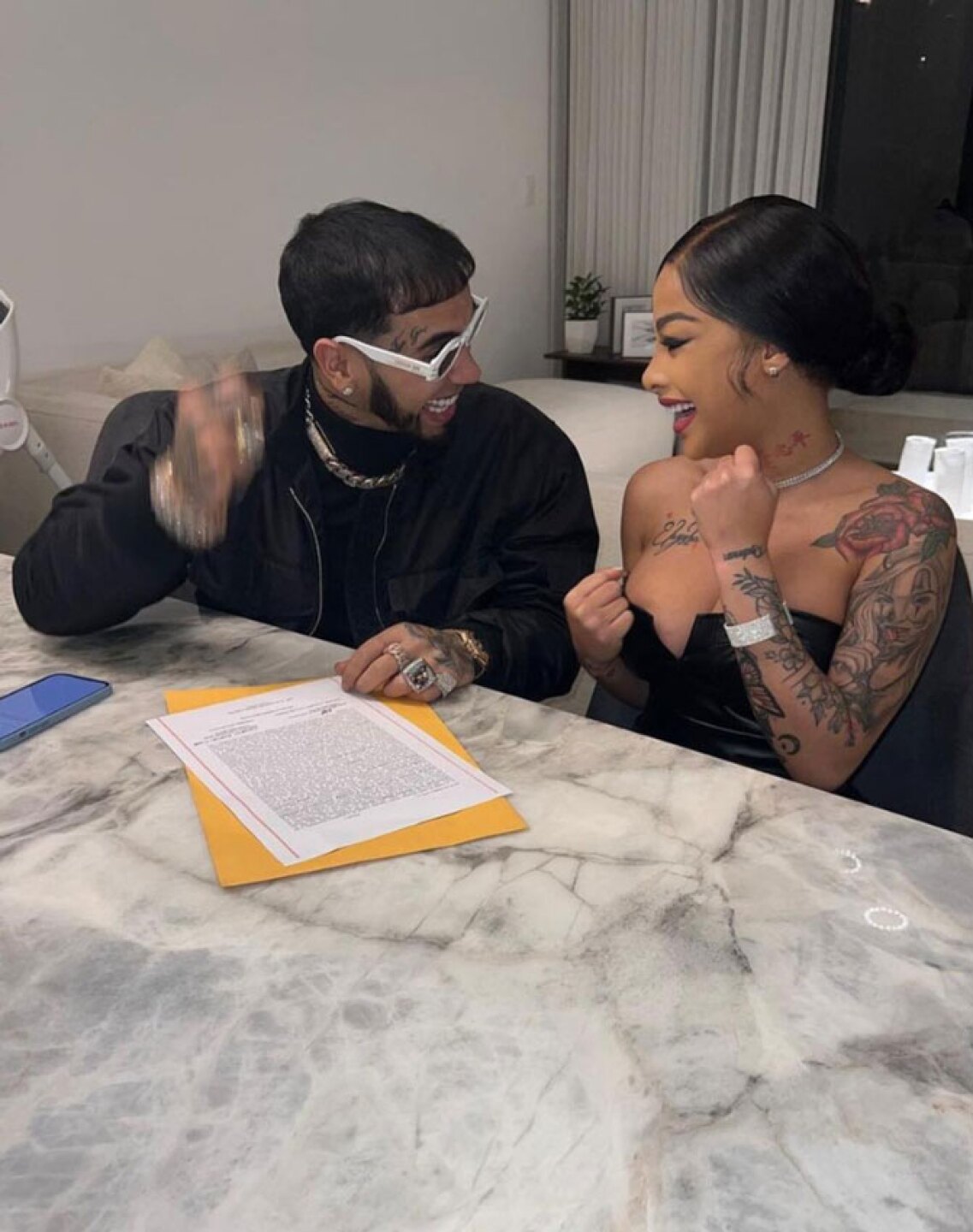 Yailn y Anuel AA firman los papeles de matrimonio