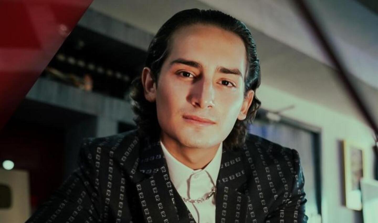 Critican a Emilio Osorio tras cantar Mujeres Divinas y aseguran que Lolita Cortez lo regresaba