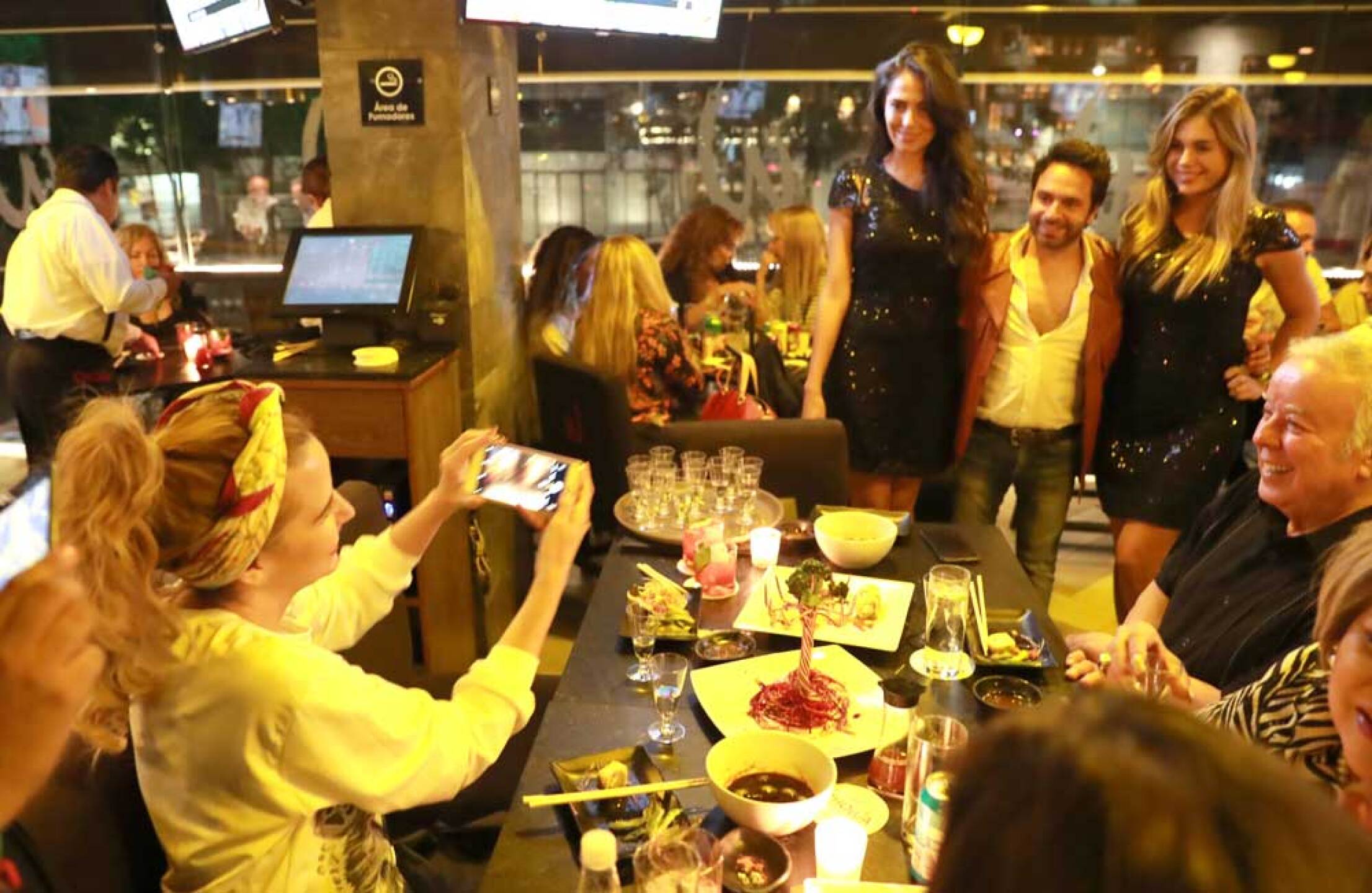 Raquel le tomó una foto a su amigo con estas guapas chicas.