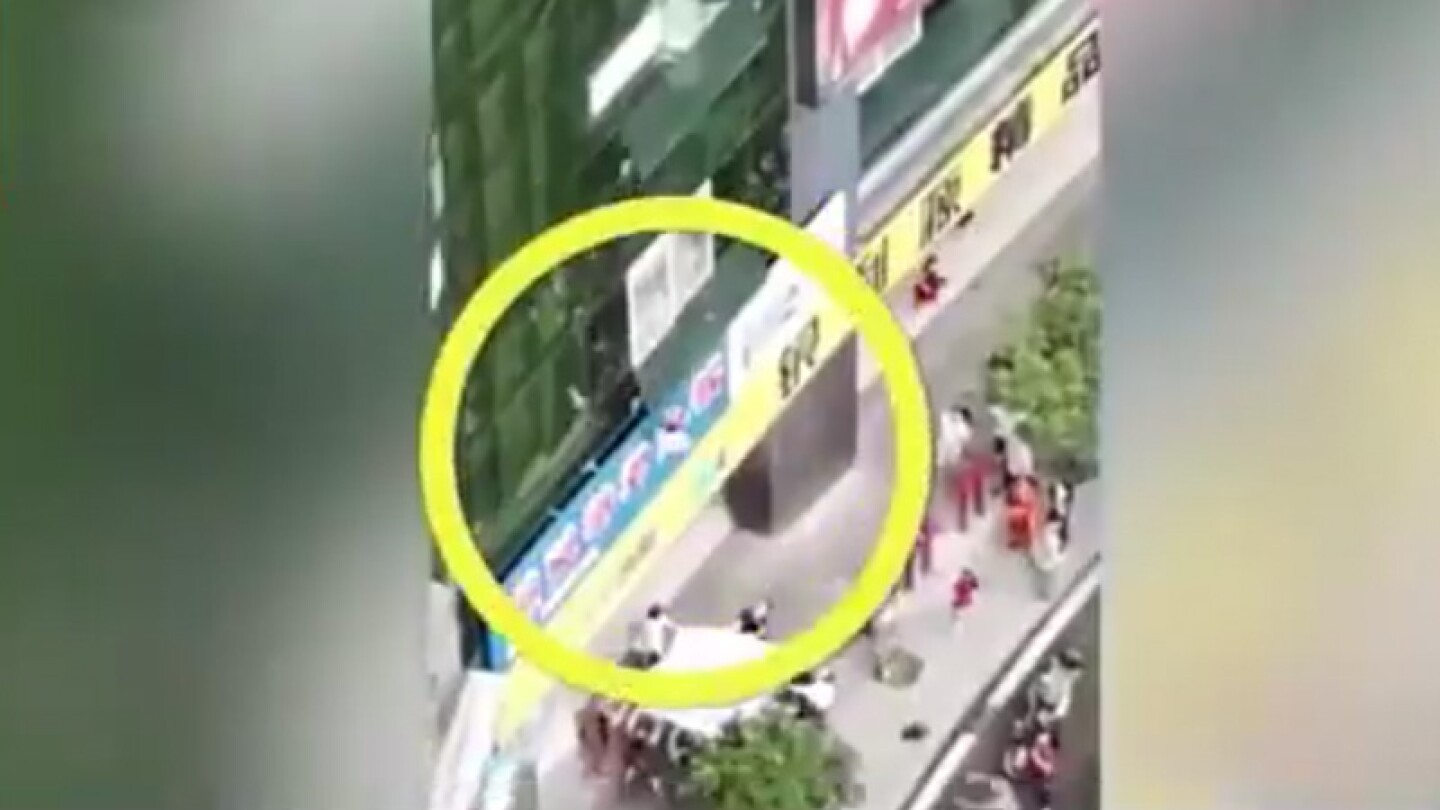 Niño se arroja de un edificio y una sábana le salva la vida