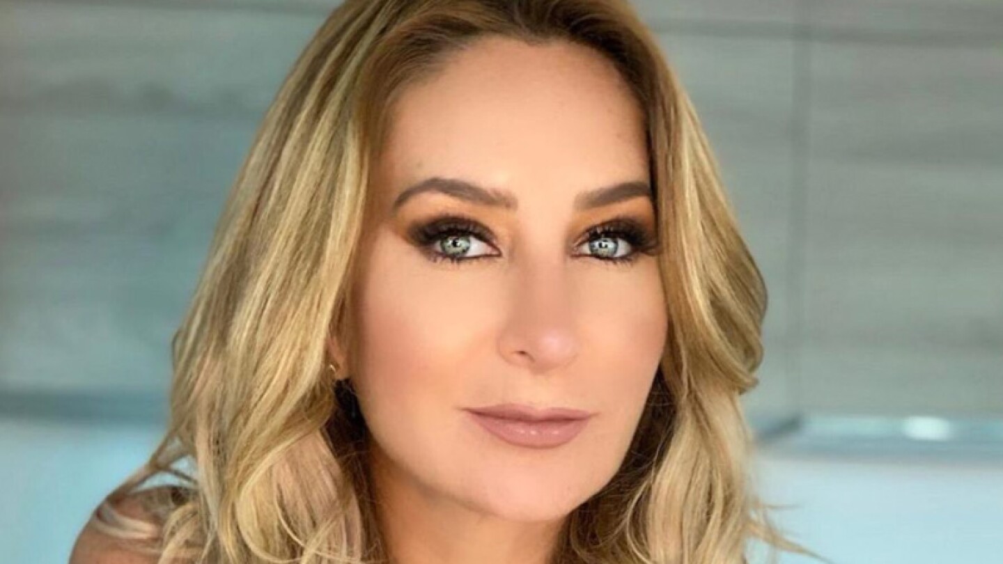 Geraldine Bazán resalta más que la cumpleañera por su atuendo rojo