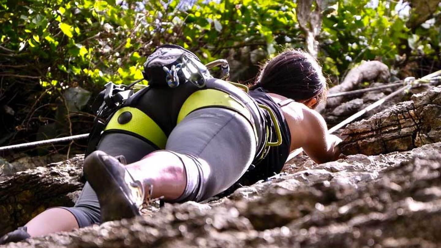 Atleta profesional escala montaña de insólita manera