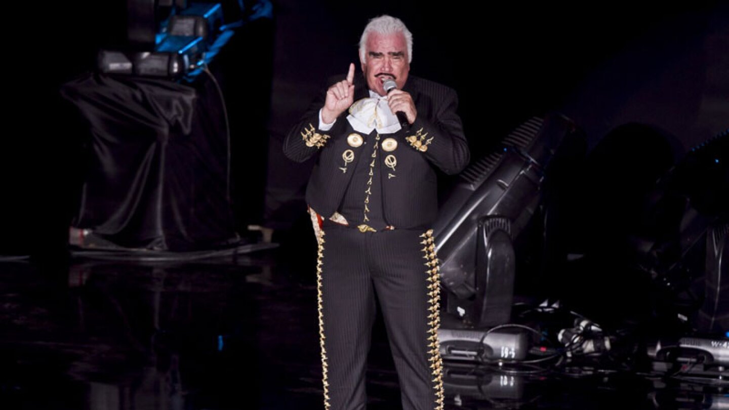 Vicente Fernández vende caballos miniatura