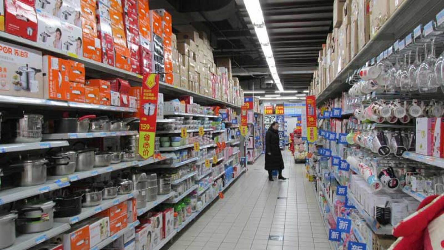 Entre empujones, compradores entran a supermercado en plena pandemia