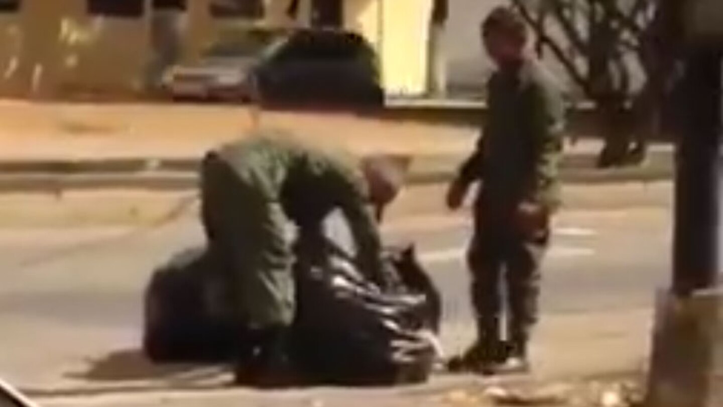 Militares venezolanos buscan comida en la basura