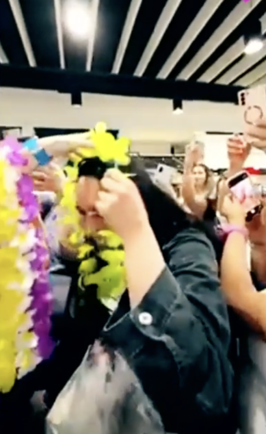 Regalos de Violeta Isfel a fans en Monterrey