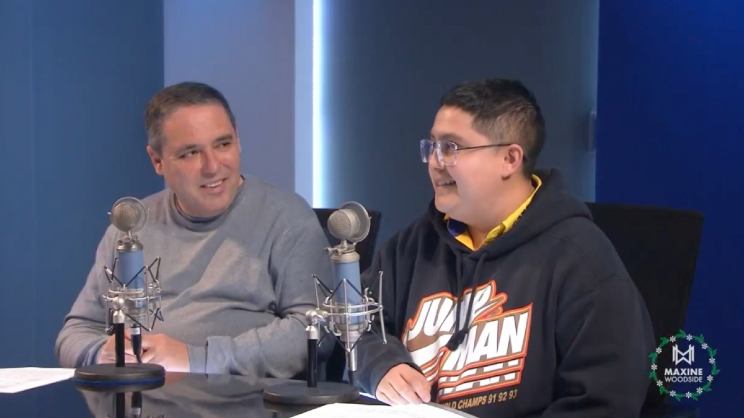 Maxine Woodside sorprende a miembro de su equipo