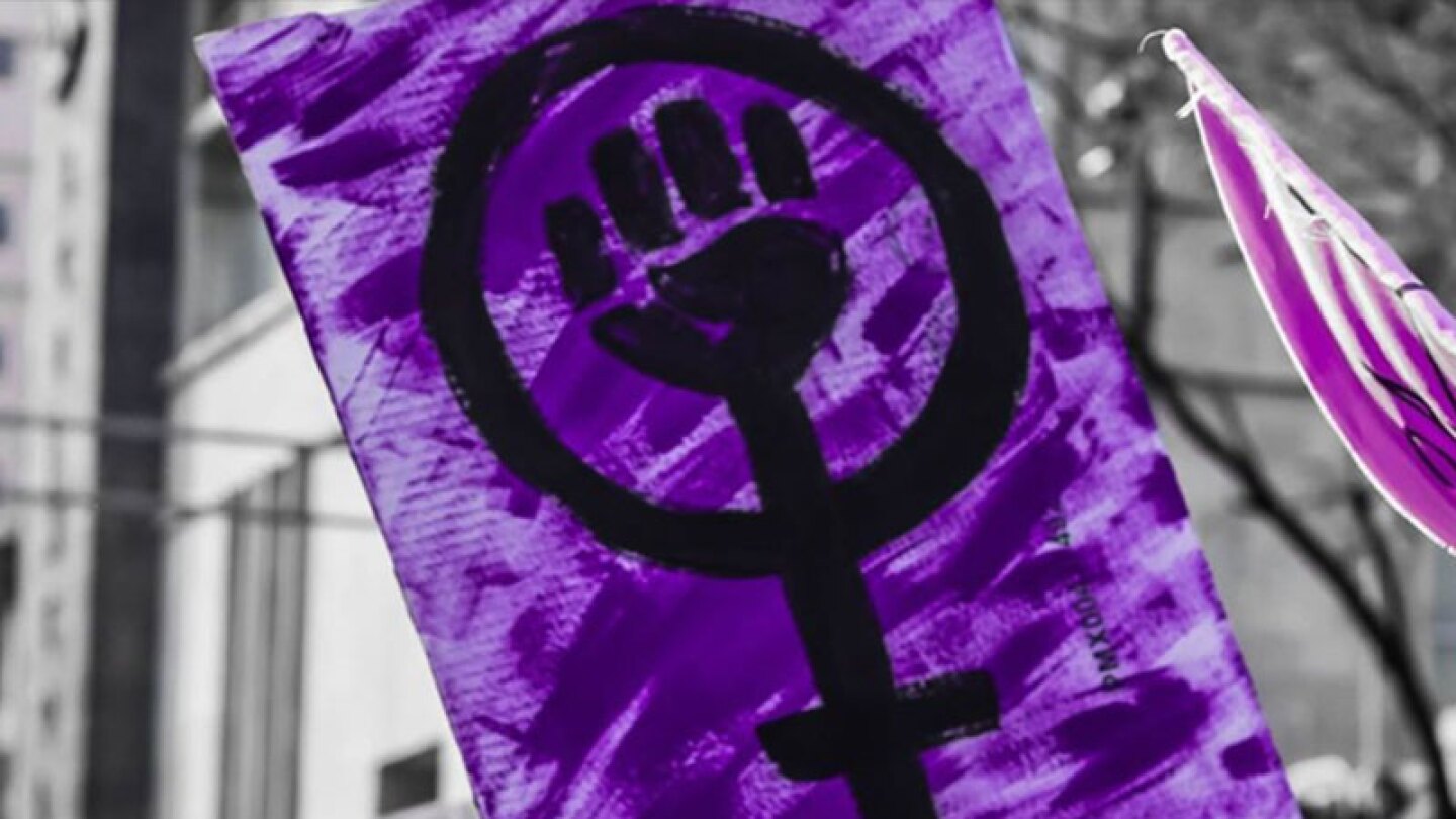 Cada vez que una mujer se para por sí misma, se para por miles de mujeres.