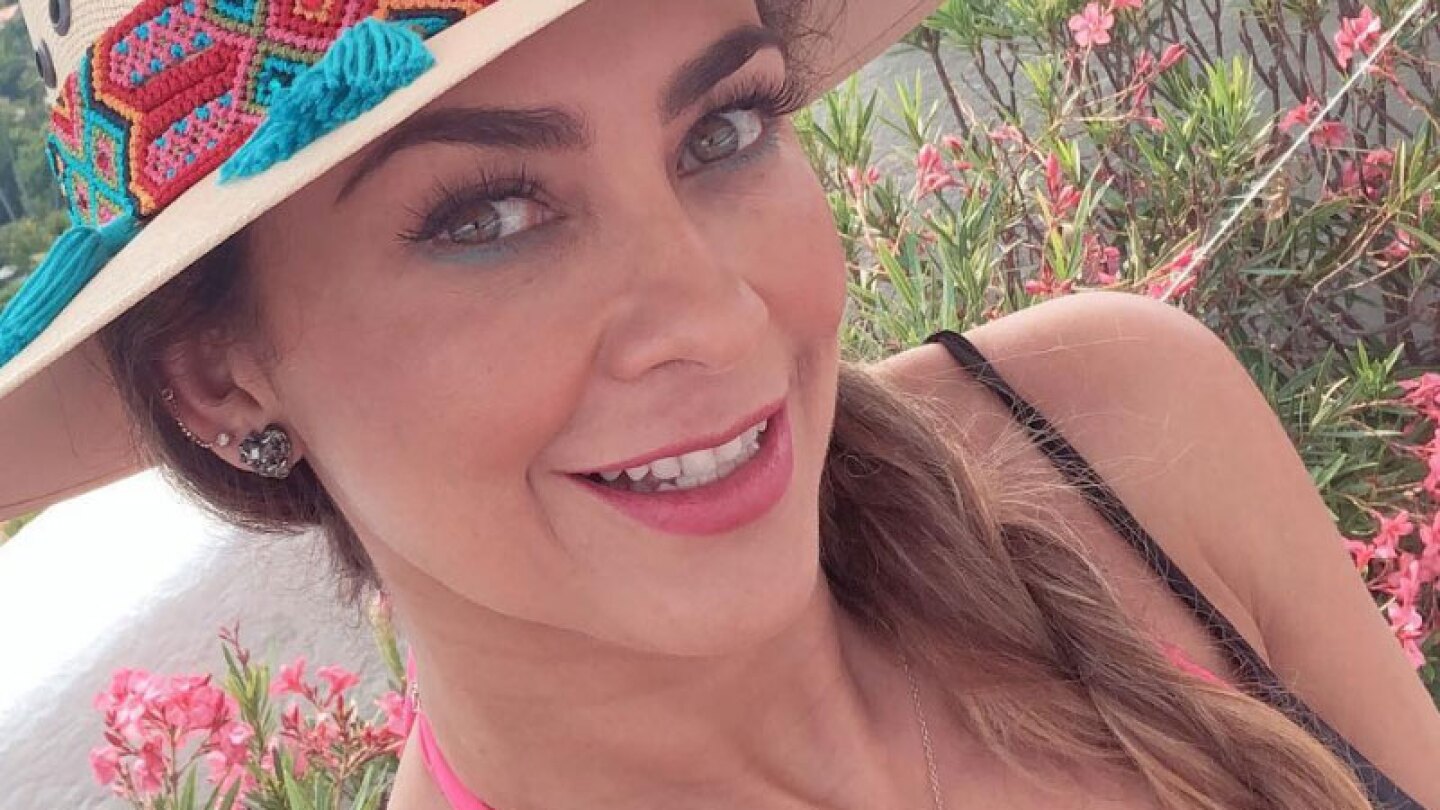 En embarrado vestido Aracely Arámbula presume cinturita de infarto