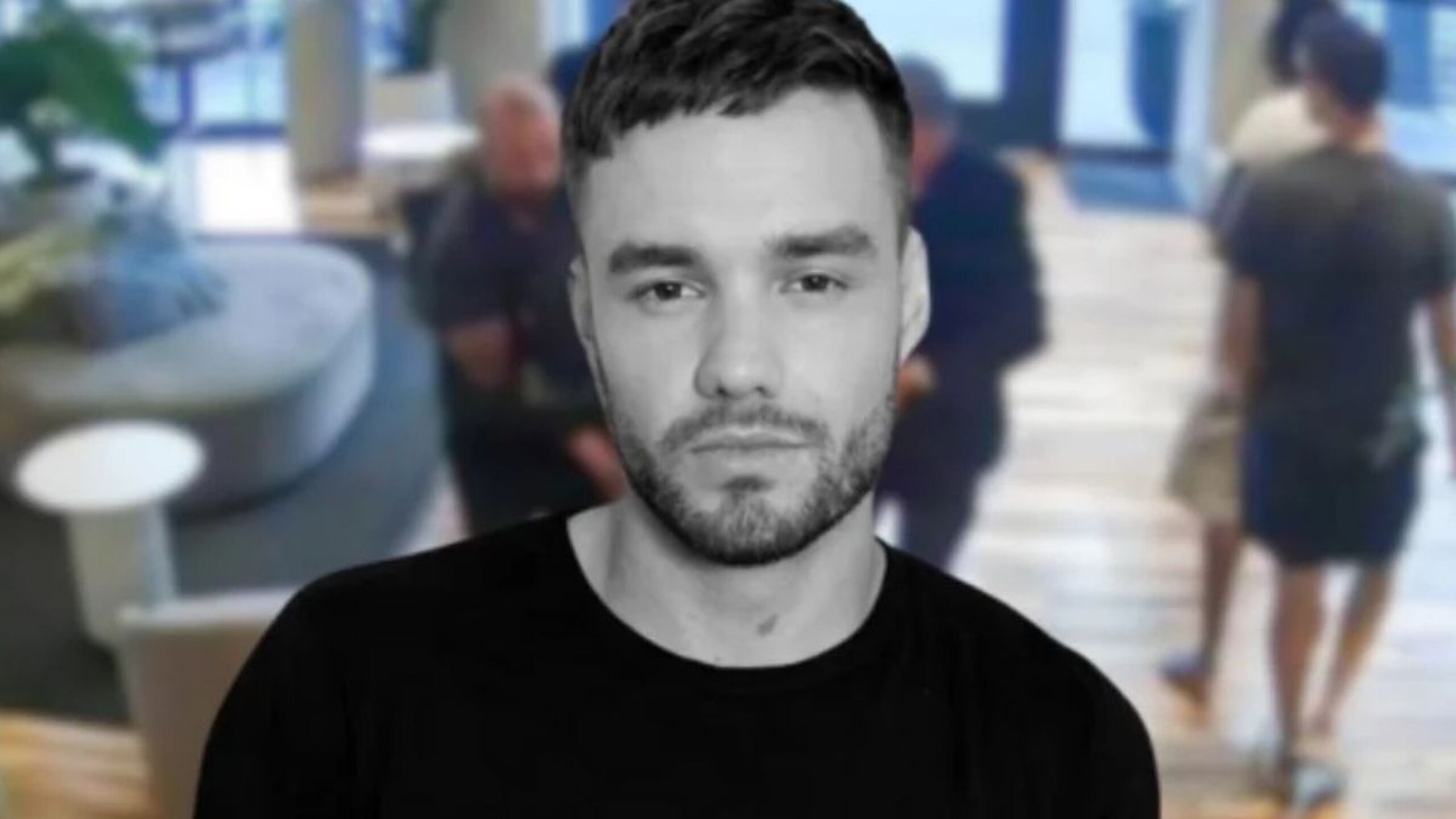 Liam Payne cargado en el lobby